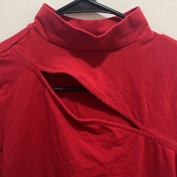 Torrid Foxy Red Mock Neck Top With Cutout Size 00 🌟 - Picture 3 of 4